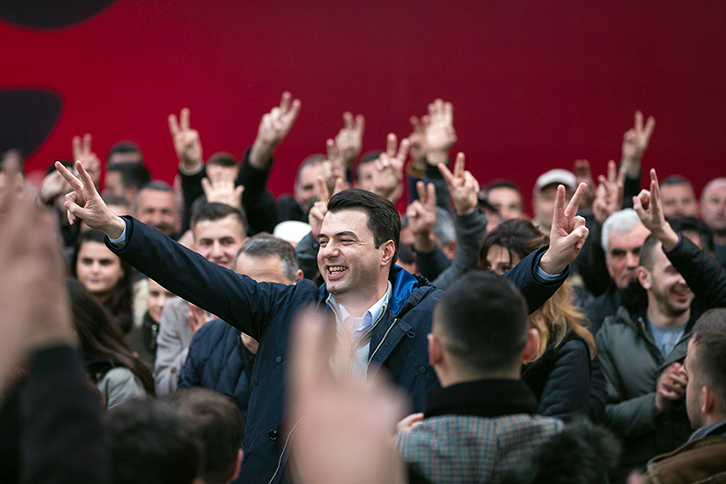 Basha përsëri te çadra e protestës: Qeveria të njëjtin fat si monumenti 26 vjet më parë