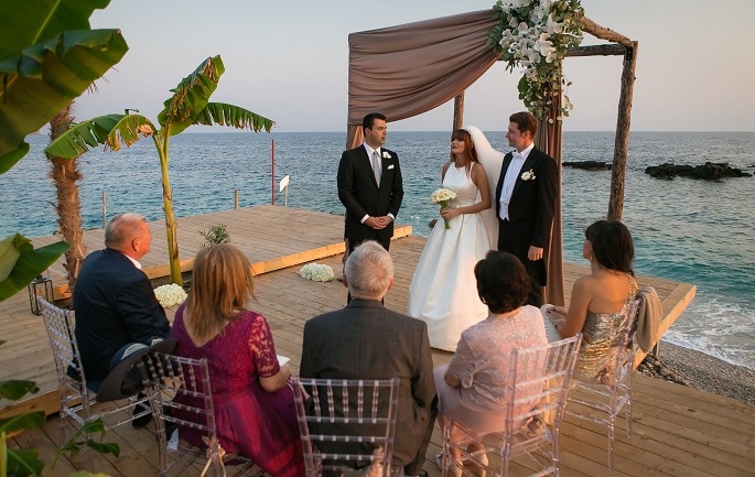 FOTO GALERI/ Lulzim Basha marton vëllanë dhe fluturon për në Vatikan