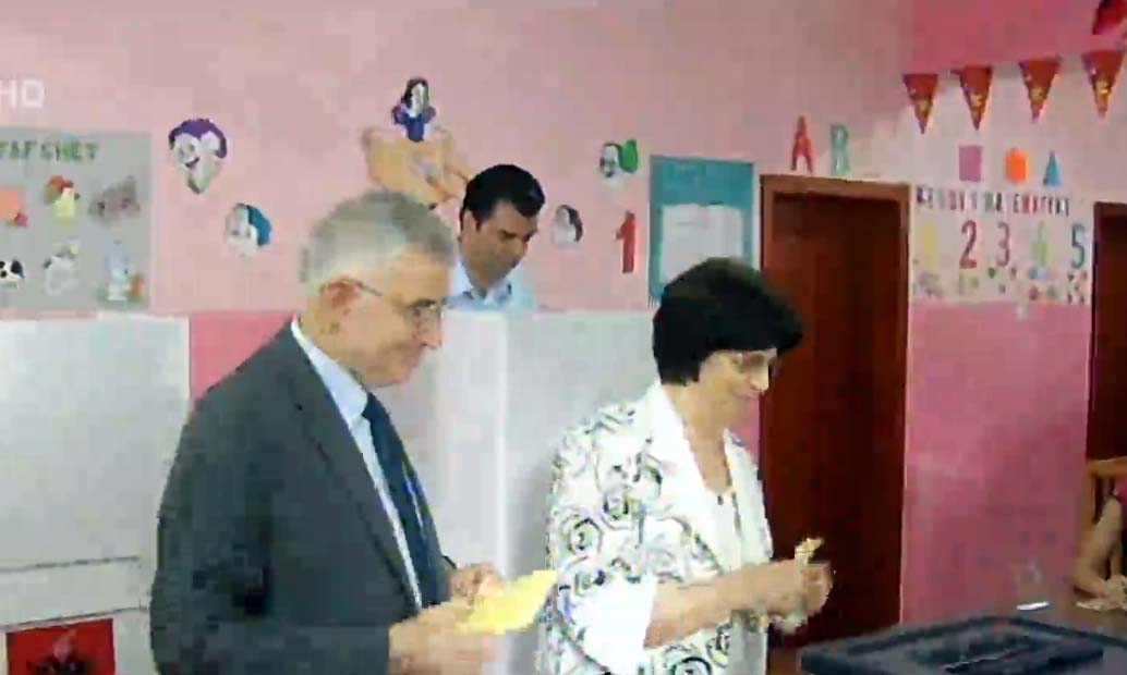 Lulzim Basha voton i shoqëruar nga prindërit dhe vëllai, apelon për pjesëmarrje masive