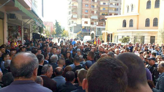 Basha në Fier: Ekonomia në pikiatë, Rama luks të shfrenuar në Hong Kong