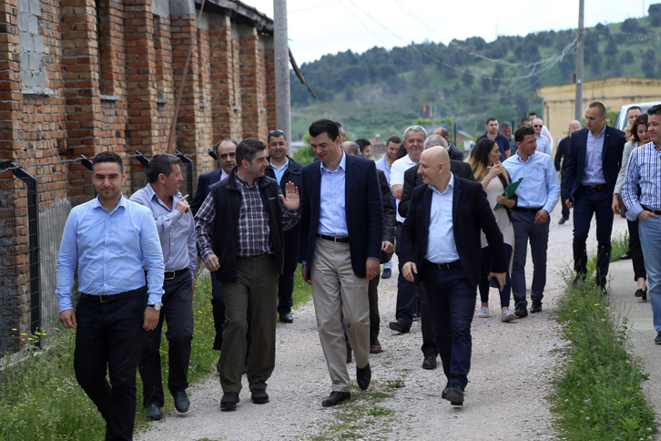 Basha Në Lazarat: Banda e Edi Ramës është rrethuar nga një Shqipëri në mjerim