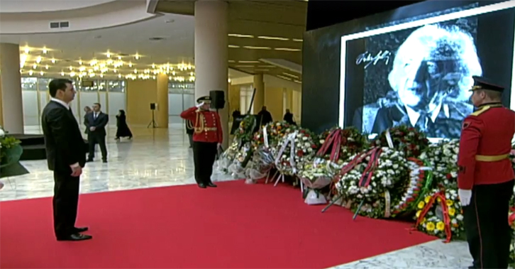 FOTO/ Lulzim Basha, një kurorë me lule dhe homazhe për Dritëro Agollin