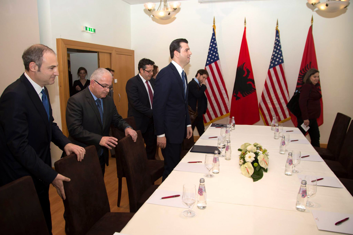 Deputetët e PD tregojnë bisedën me Kerrin