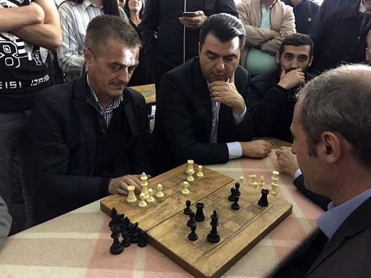 VIDEO LAJM/ Pas dështimit të negociatave, Basha luan shah me protestuesit në çadër