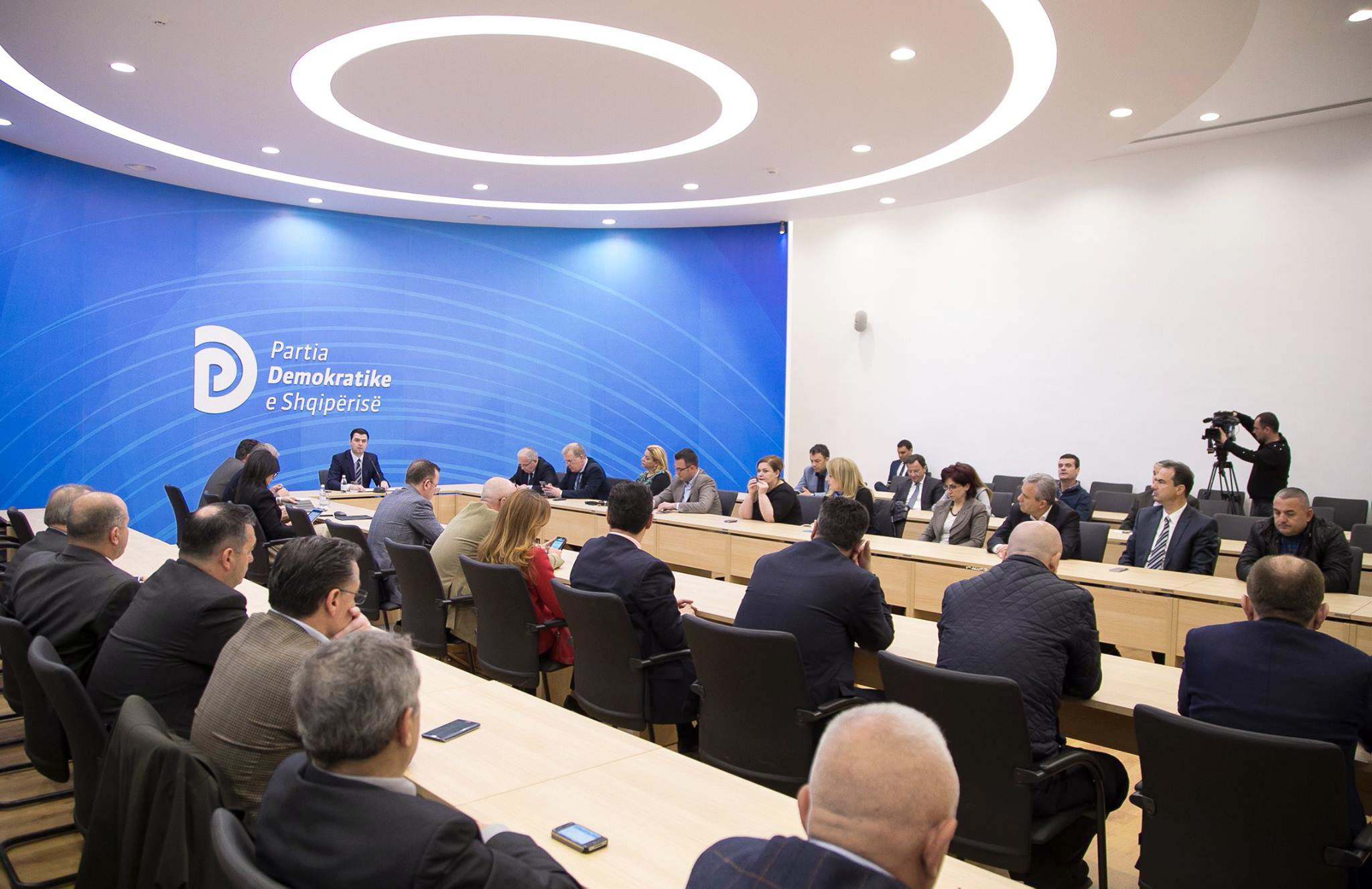 Basha: Një orë më shumë në detyrë e palo ministrit Tahiri, një orë më shumë e krimit në sistem