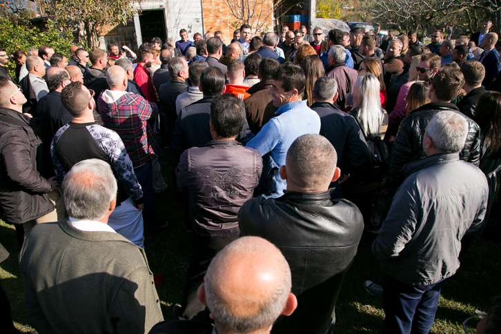 Basha me fermerët e Mjekësit: Rama lekë për avion privat e për ekspozita ka, por lekë për vaksina, për subvencione e për pensione nuk ka