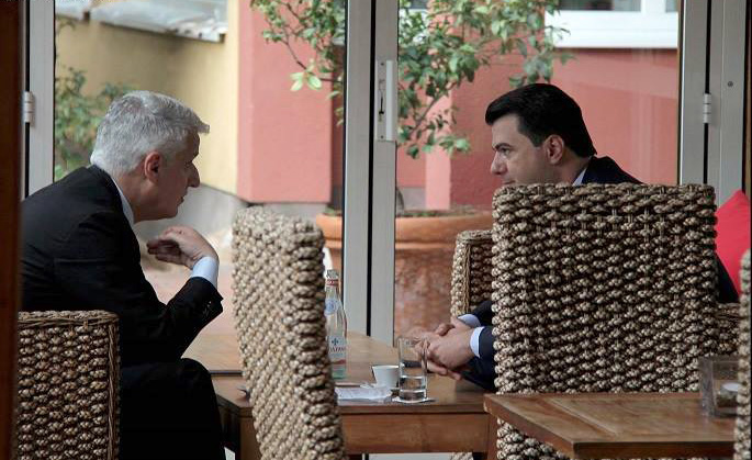 BASIR ÇOLLAKU/ Basha – Majko? Basha takon socialistin e fundit