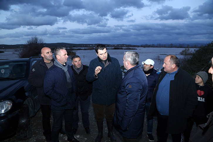 FOTO LAJM/ Basha në Çermë, në 3 orë Shkumbini përmbyt mbi 150 familje, ende asnjë masë