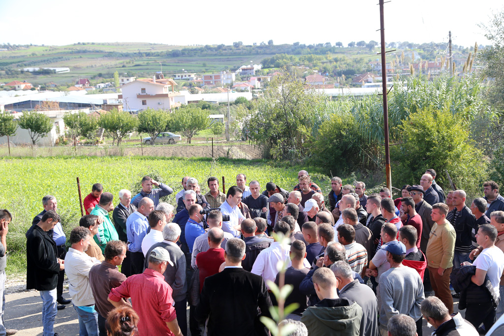 Fermerët i ankohen Bashës: Fukarallëk i paparë, çmimi i plehrave 20 fish më i shtrenjtë se në Itali