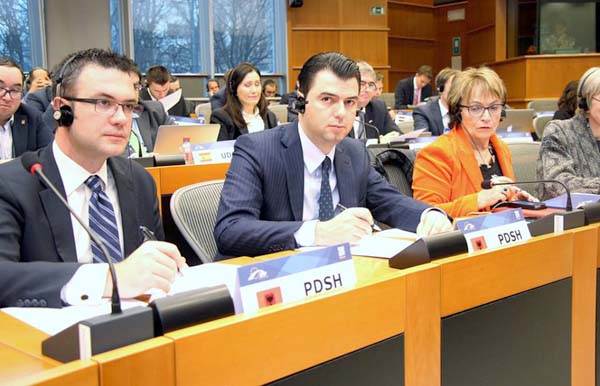 Lulzim Basha denoncon në Bruksel blerjen masive të votave