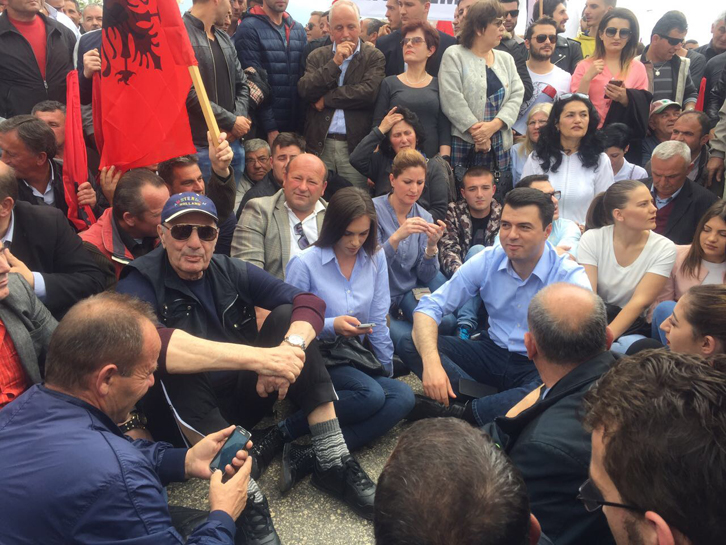 LAJM I FUNDIT/ Policia padi penale për Bashën dhe 12 deputetë të PD