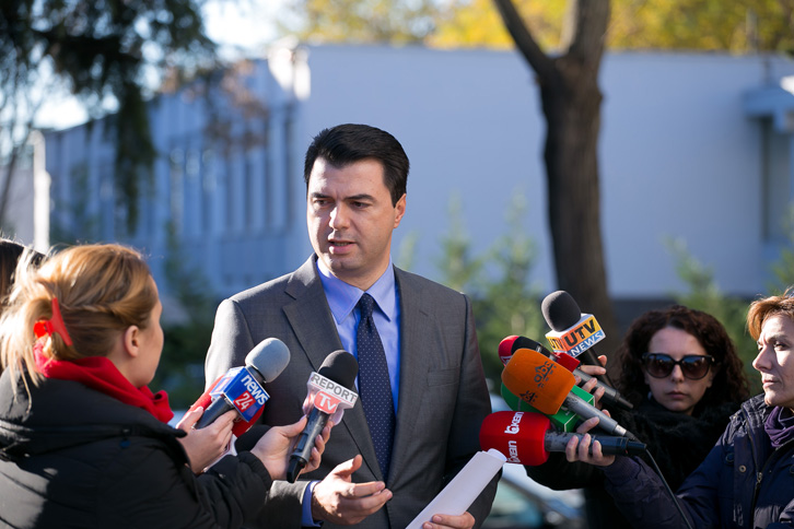 Basha: Muri i Mitrovicës, rasti që qeveria shqiptare të flasë për Kosovën me force dhe zë të lartë