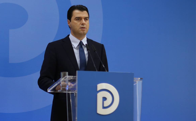 Flet Basha për heqjen e 3 mandateve