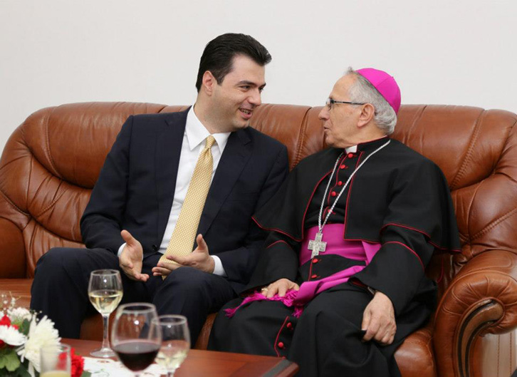 Basha: Monsinjor Mirdita i përkushtuar për ringritjen shpirtërore të vendit pas regjimit kriminal