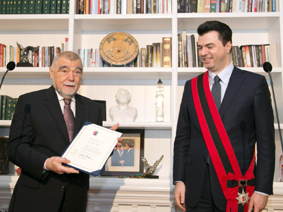 Stipe Mesiç ‘Qytetar Nderi’ i Tiranës: Kroacia mbështet anëtarësimin e Shqipërisë në BE