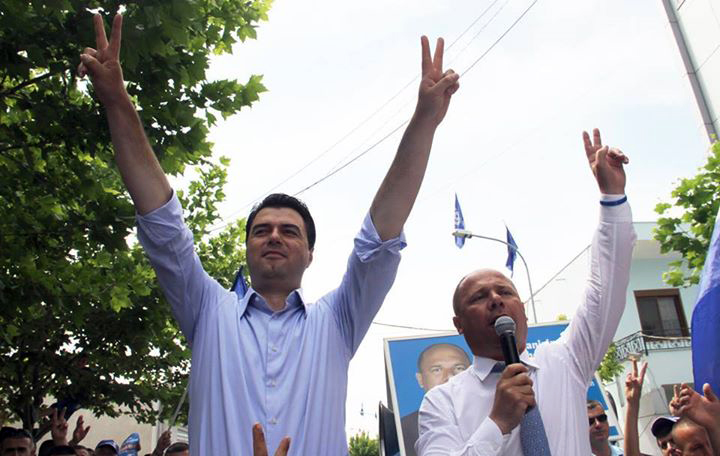 FOTO/ “Gjici në panik nga takimet e Mziut, s’do ti shpëtojë hetimit për vjedhjen e bankës te Stacioni i Trenit”