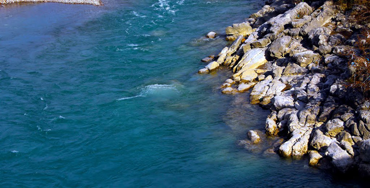 ALARMI i BE/ Ujërat lumorë dhe detarë shqiptarë në masën 40% janë të ndotur