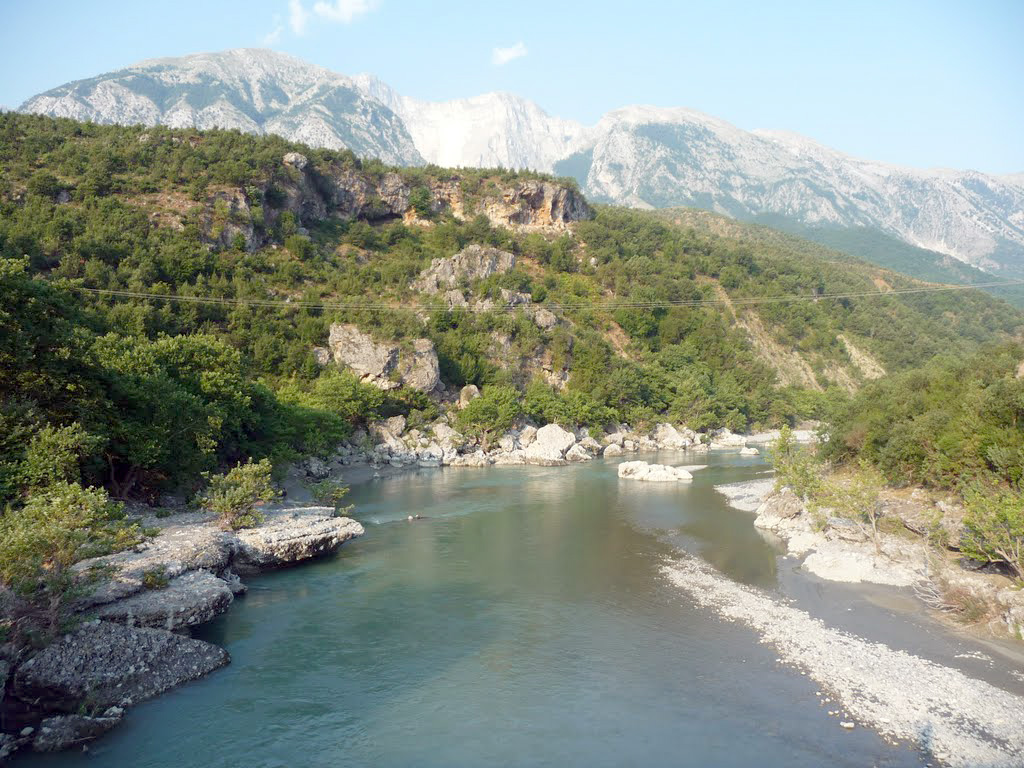 Fier, Vjosa rrëmben dhe mbyt 20-vjeçarin ndërsa lahej me babanë