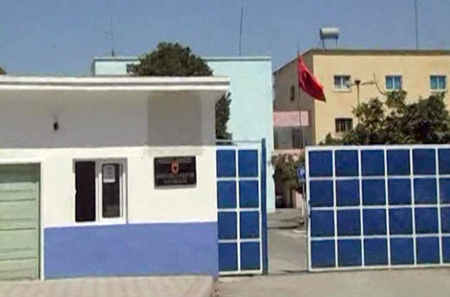 Lushnjë, kërcënojnë me të shtëna armësh, arrestohet një, në kërkim vëllai tjetër