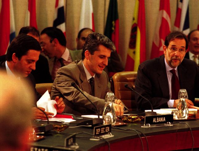 Ironizon Majko:  Rugova “tradhtar”, e  vërtetë sa “Klosi ka luftuar me armë në dorë”