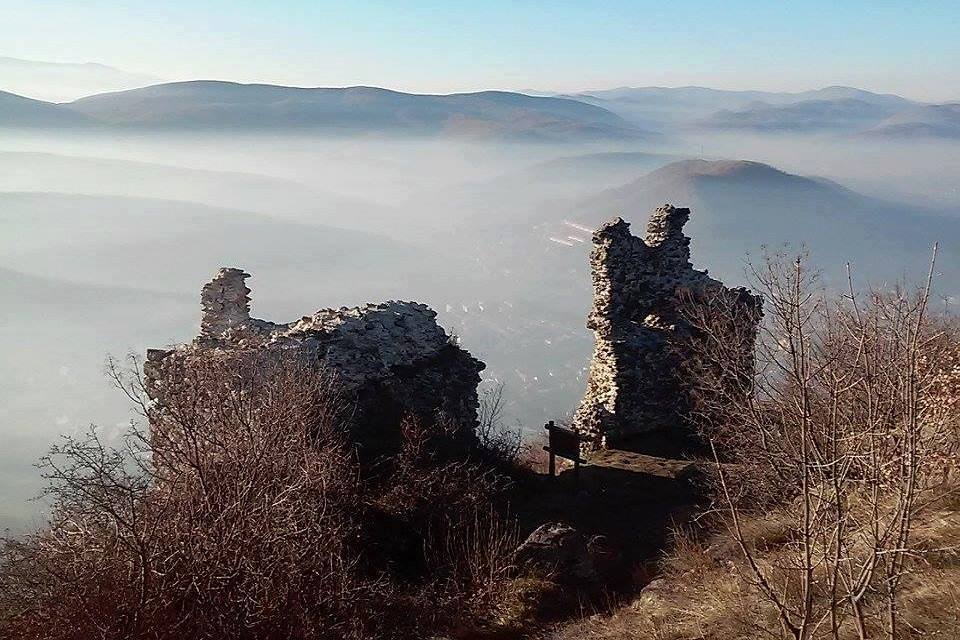 Lista e çuditshme e Majkos në Prishtinë