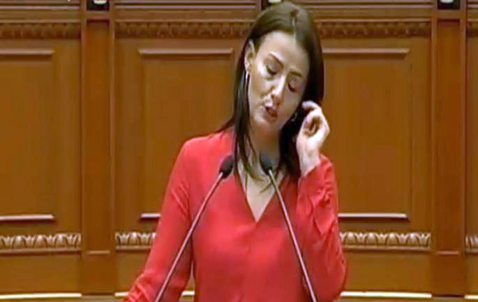 Deputetja Ermira Mehmeti flet dhe qan në parlamentin shqiptar: Ai përgjim i montuar më rrënoi jetën  në 5 minuta