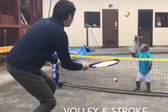 FOTO&VIDEO/“Konkurenti” i ri në tenis