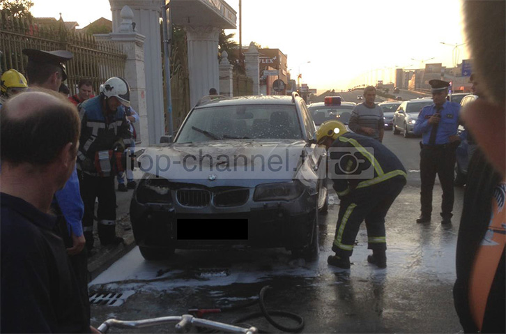 FOTO LAJM/ Tiranë, digjet një BMW e parkuar te sheshi “Shqiponja”