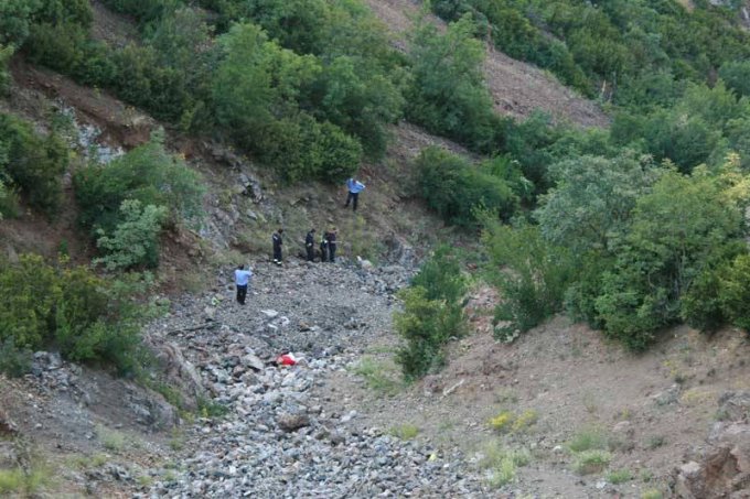 Gjirokastër, bie në greminë, ndërhyjnë zjarrfikësit për ta shpëtuar