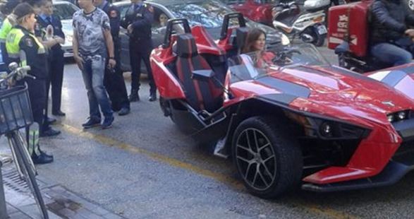 FOTO GALERI/ Një makinë e rrallë në Bllok…, habit edhe Policinë