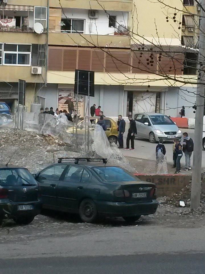 Aksident pranë “Kopshtit Botanik”, makina përplaset me barrierat e betonit