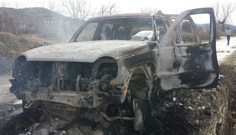 Makina shkrumbohet nga flakët në Vlorë, shoferi del nga mjeti