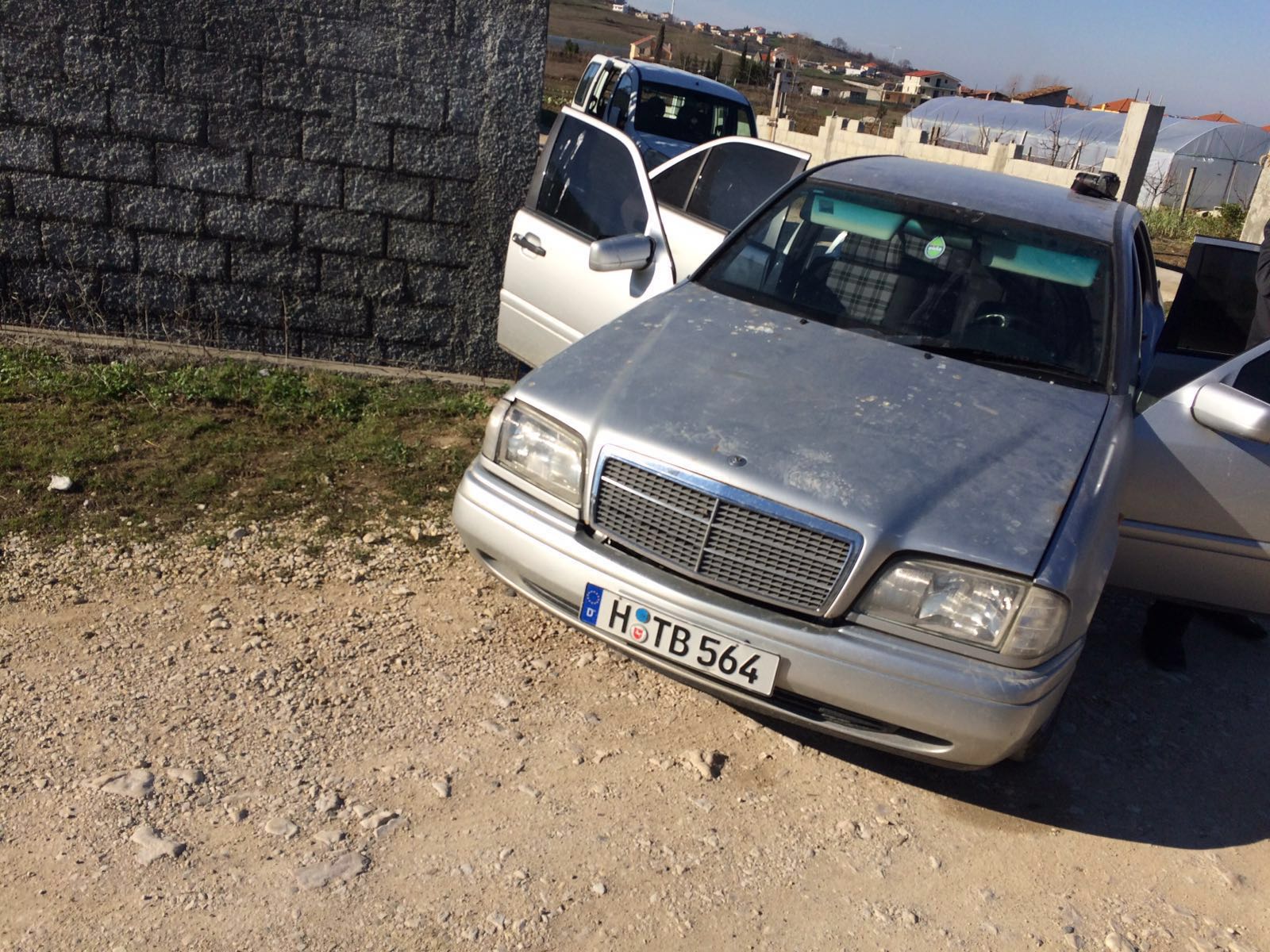 EMRAT/ 3 persona në pranga për vrasjen në Manzë, si u zbulua makina me armë dhe benzinë