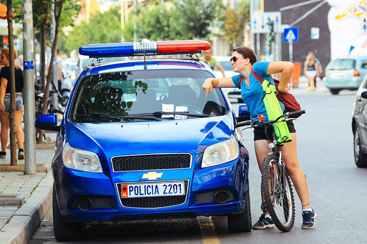 FOTO LAJM/ Qytetarët i vendosin gjobë makinës së policisë