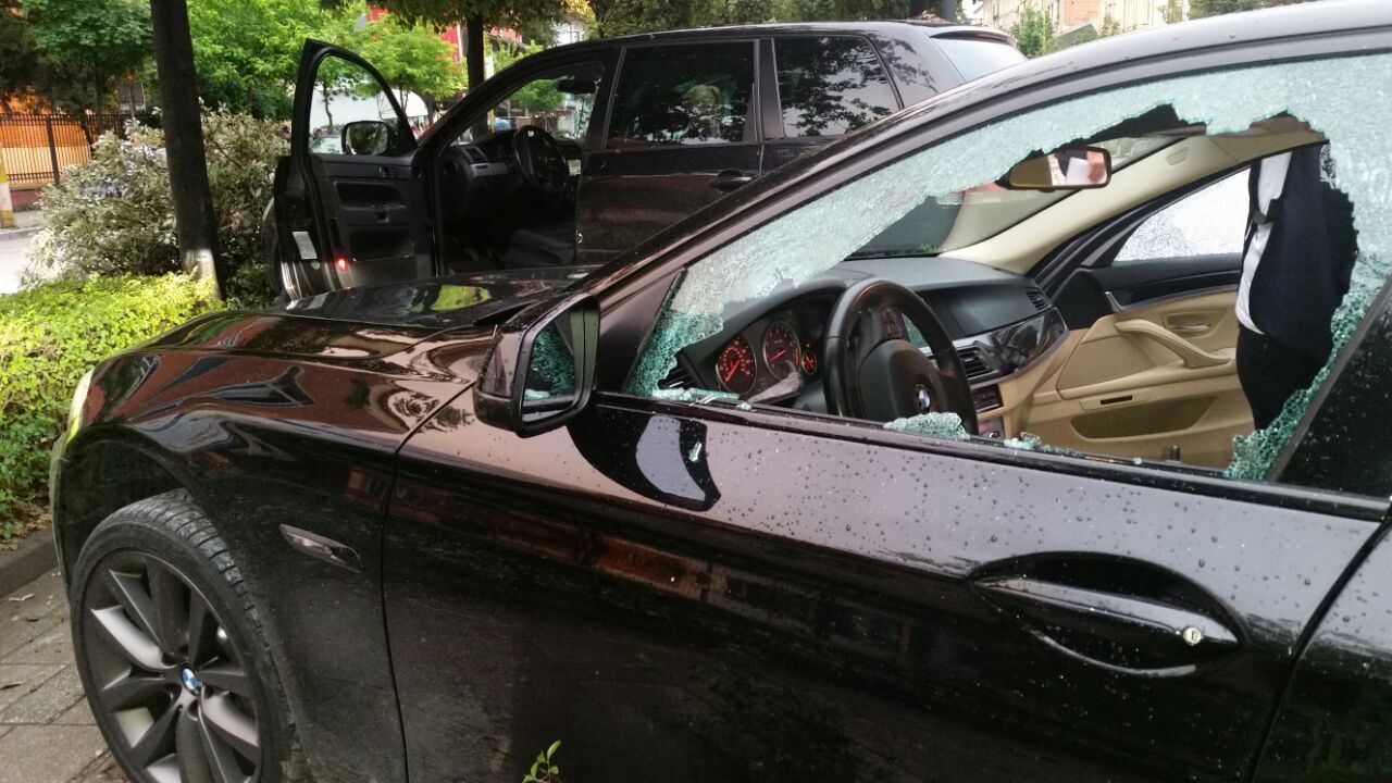 FOTO/Tiranë, provat e vrasjes në bulevard, gjak, pistoleta, makina me vrima plumbash