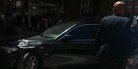 FOTO&VIDEO/ Tiranë, automjeti del nga rruga, futet brenda në lokal