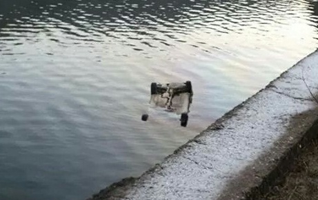 Koman, makina bie në liqen, tre persona të plagosur