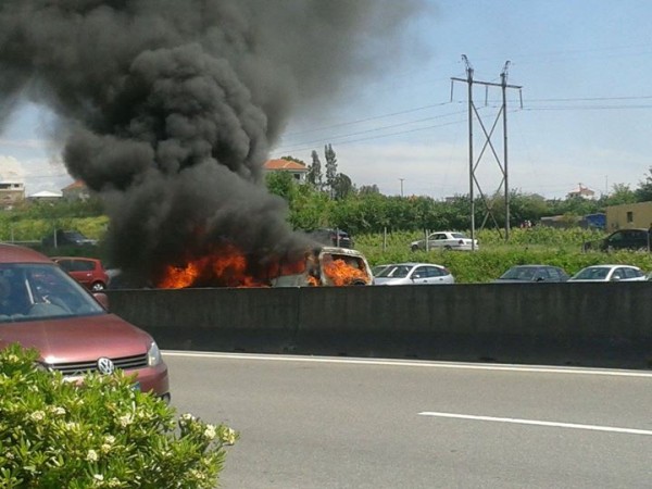 Tiranë, shpërthen automjeti, dyshohet se ishte i qëllimshëm