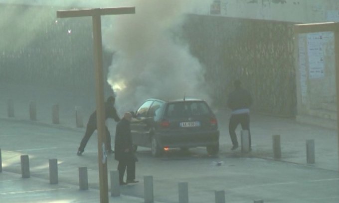 Durrës, makina në flakë para xhamisë, njerëzit në panik