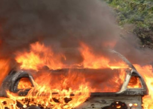 Krim mes makinash, Benzi i fut flakën Audit në mes të Tiranës
