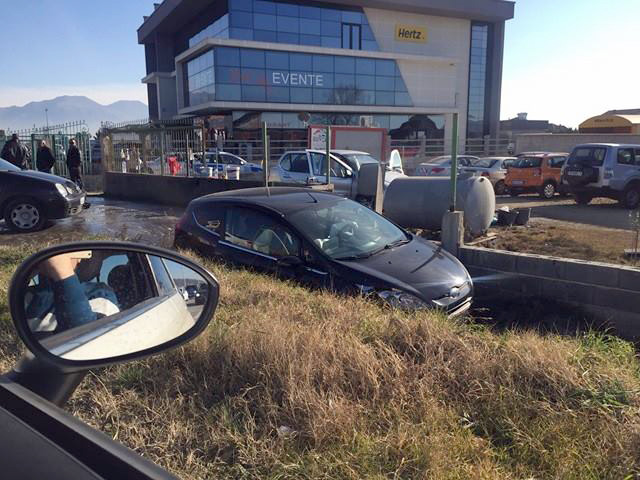 FOTO LAJM/ Makina përfundon në kanal rrugës për në Rinas