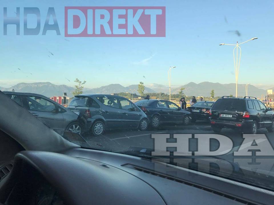FOTO/Aksident në autostradën Tiranë-Durrës, përplasen 6 makina