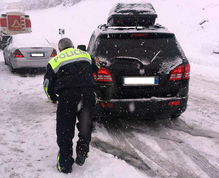 SITUATA DERI NË ORËN 19.00/ Rrugët probleme jo vetëm nga bora por edhe nga ngricat