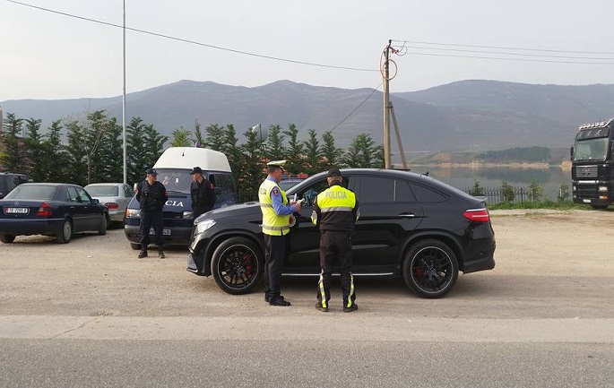 QYTETET/13 makina luksoze sekuestrohen