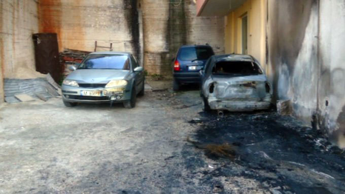 Tiranë, digjen tre makina te shkolla “Partizani”, enigmë shkaqet