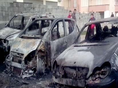 Vlorë/ Zjarr i qëllimshëm, shkrumbohen tre automjete