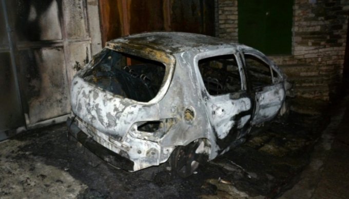 EMRI & FOTO/ Zjarrvënia e qëllimshme, shkrumbohet makina e biznesmenit