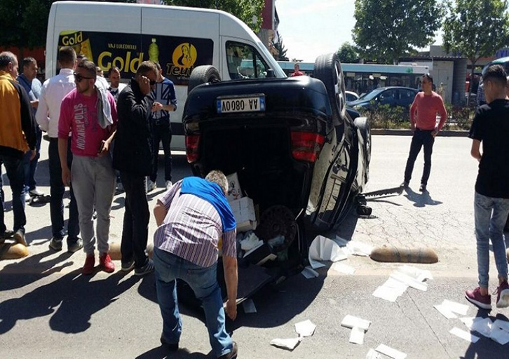 FOTO LAJM/ “Golf”-i përplaset me “Benz”-in, përmbyset makina në mes të rrugës