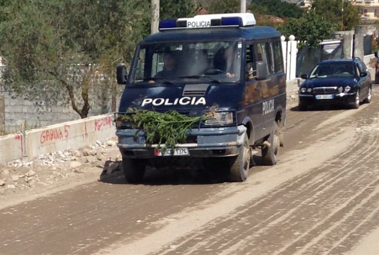 FOTO LAJM/ Makina e policisë punon me hashash…, jo me naftë