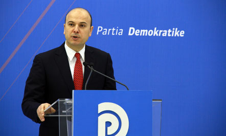 Sezoni turistik, pa ujë dhe drita